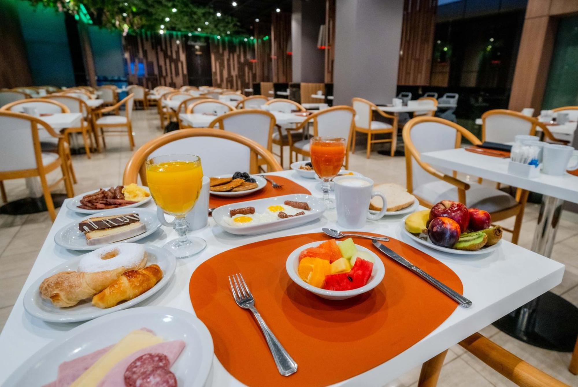 Holiday Inn Rosario By Ihg Екстериор снимка